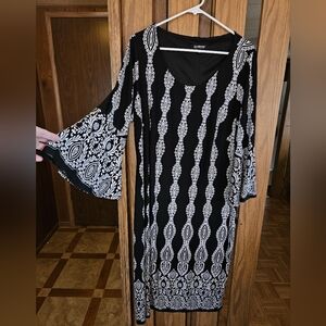 Glamour Sz 14W Black and White Bell Sleeved Patterned Dress